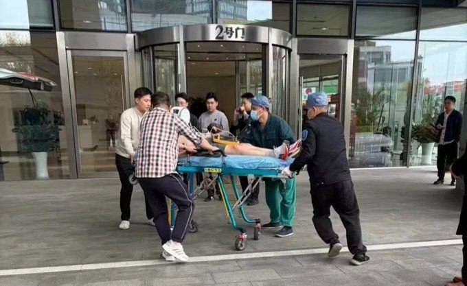 网传一张疑似张雪峰躺在担架上被送医抢救的照片，躺在担架上的人身穿着短裤和跑鞋