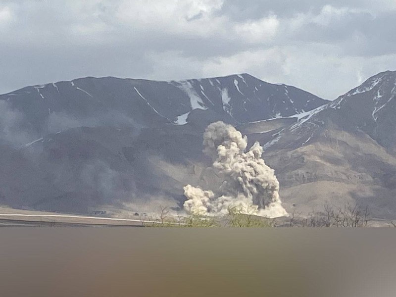 2月28日，伊朗德黑兰革命卫队“希德尔·卡拉尔”指挥中心被袭击的画面