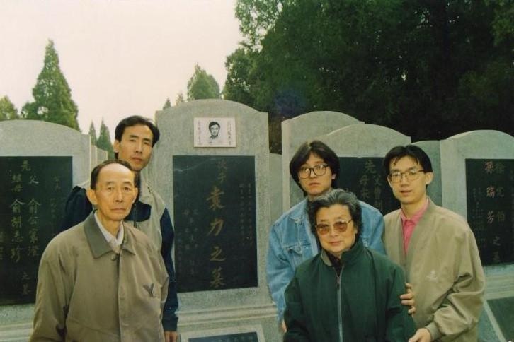 #你没看过的六四 系列图片展3​六四大屠杀过后，无数家庭被解放军射出的子弹强行撕裂