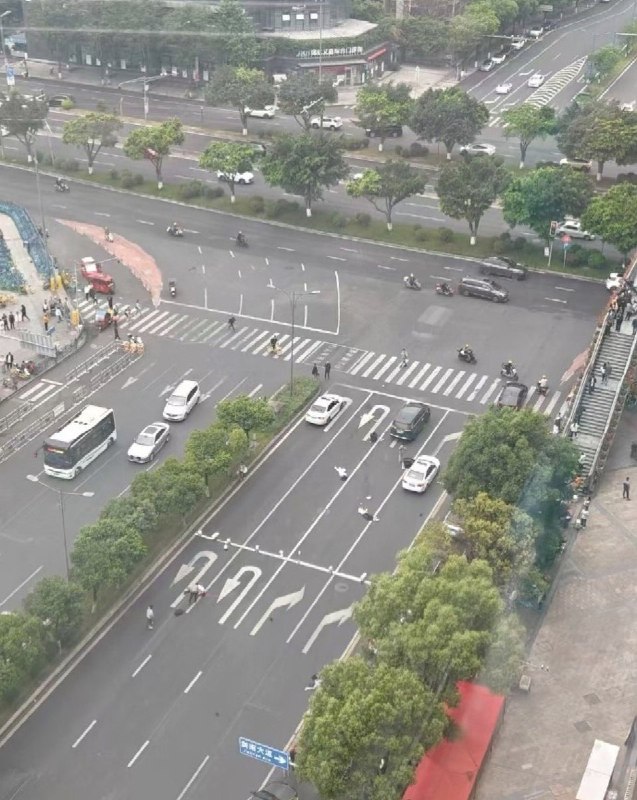 成都无差别撞人事件现场画面在一个路口就有至少6人被撞查看原文📝 引用推文:突发！慎入！5月1日下午5点，成都发生无差别撞人事件视频显示，在天府四街至银泰城方向，一辆灰色轿车突然加速冲向等待红绿灯的人群，随后在路上到处撞击行人