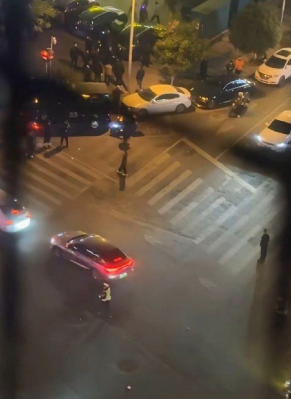 此刻，长沙合能璞丽小区外卖员抗议网友拍摄到，现场不远处，大批特警集结待命