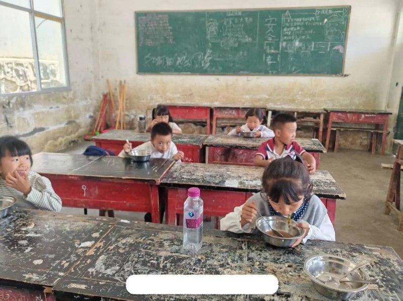 “我不明白他们在怕什么”9月2日，贵州毕节一位网友发帖称自己只是发视频介绍农村小学现状，期待孩子们的教学环境和教育质量能够得到改善，结果遭到持续威胁和警告，要求其删除视频