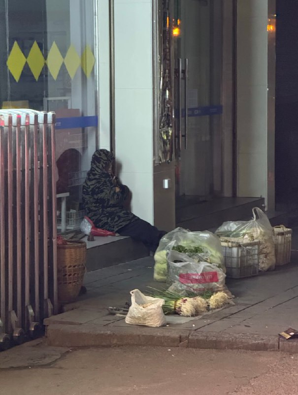 湖南凤凰古城，深夜卖菜的老人们查看原文湖南凤凰古城，深夜卖菜的老人们查看原文