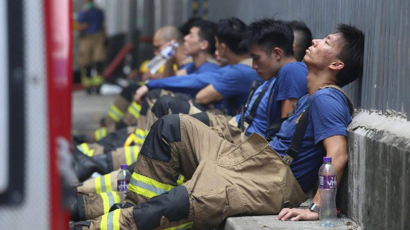 前线消防员家属控诉后勤补给被突然切断，大埔救援现场义工遭驱赶11月29日，大埔大火的救援行动持续引发关注，一名前线消防员家属透露，消防员连续奋战十多个小时，却面临食物严重短缺，甚至出现“几个人分一条能量棒充饥”的情况