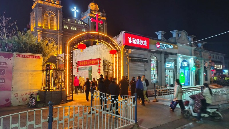 网友投稿12月25日，河北保定天主教堂现场的警察和便衣比群众还多
