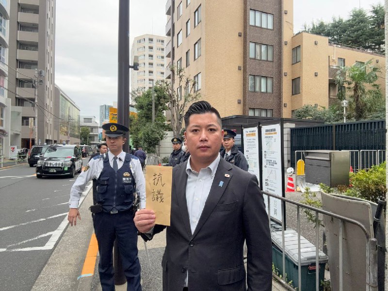 11月11日，因中国驻大阪总领事馆在推特扬言要斩首日首相高市早苗，日本议员后藤武到中国大使馆前抗议