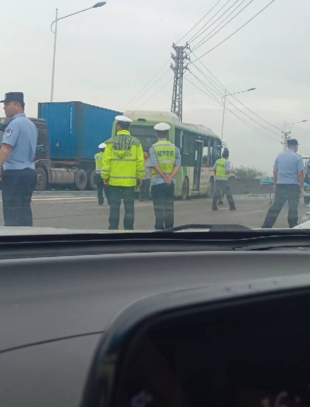 7月20日，广东汕头陆丰市莲池路附近，一辆载有多人的陆丰公交车突然失控，直接撞上混凝土护栏，整个车头深深嵌入护栏之中