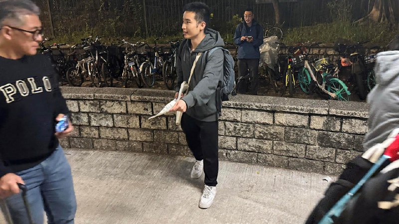 “香港中文大学学生关靖丰因建立大埔宏福苑火灾关注组，提出四大诉求及发起联署被学校开除”2月12日，关靖丰在社交平台发文透露，已遭香港中文大学开除学籍，但未有详述校方具体理据