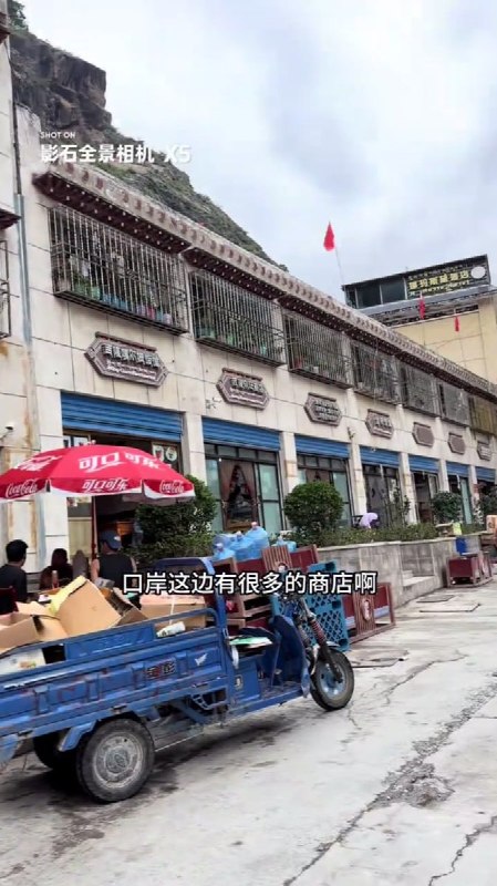 7月，有山东女生拍下自己通关吉隆口岸，到尼泊尔骑摩托车旅行