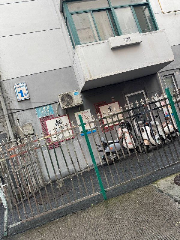 网友投稿：李克强故居边上全是便衣警察，网友一掏出手机，警察从四面八方围上来、不让拍照查看原文📝 引用推文:7月21日，有网友发现，小红书上一名用户发布了李克强生前画面，并配文：“我想，时间并不会冲淡对您的思念