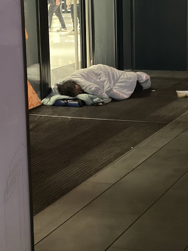 网友投稿：1月28日，深圳华润置地大厦门前，多名工人因企业拖欠薪资聚集讨要工资