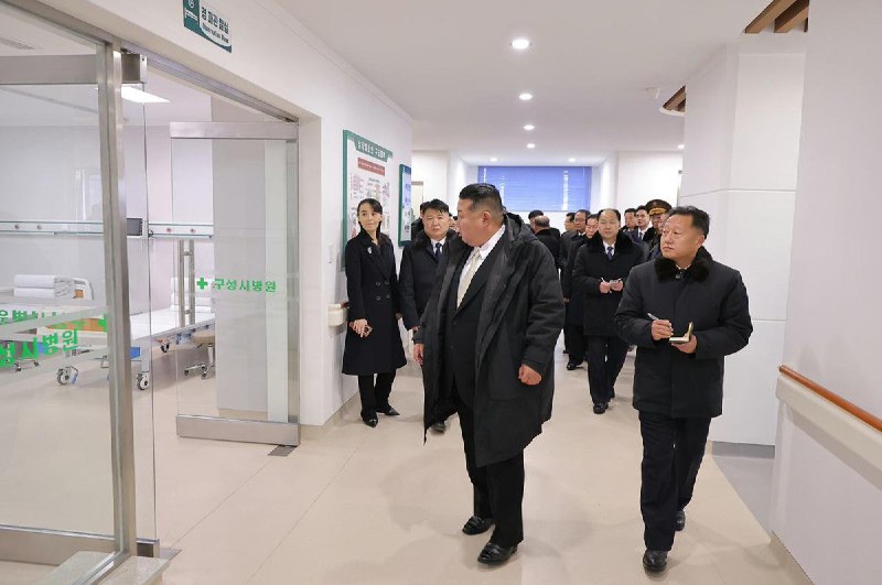 12月15日，据韩联社报道，朝鲜最高领导人金正恩与其胞妹、劳动党副部长金与正出席平安北道龟城市医院竣工仪式时，被拍到手持中国手机品牌荣耀旗下的折叠屏手机“Magic V3”