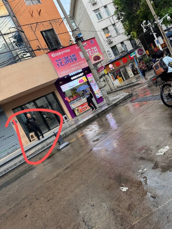 网友投稿：李克强故居边上全是便衣警察，网友一掏出手机，警察从四面八方围上来、不让拍照查看原文📝 引用推文:7月21日，有网友发现，小红书上一名用户发布了李克强生前画面，并配文：“我想，时间并不会冲淡对您的思念
