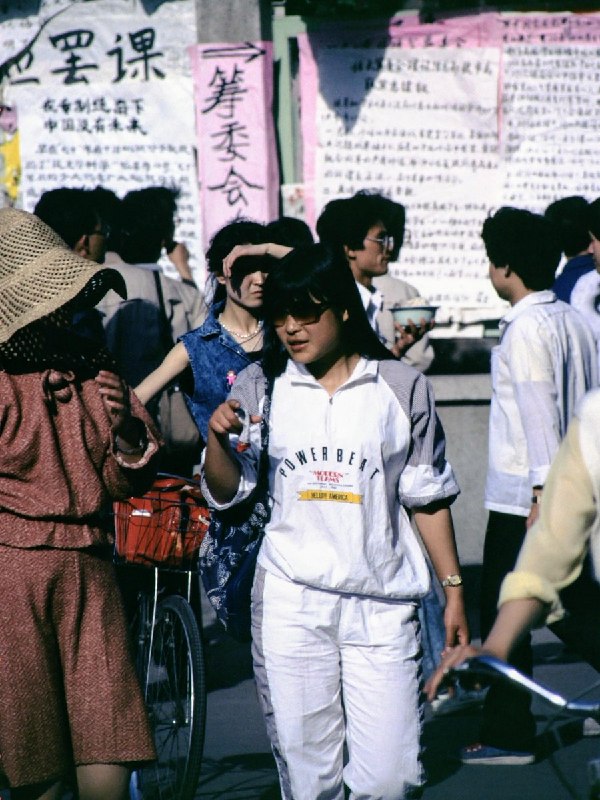#你没看过的六四 系列图片展25“北大民主墙”1989年的春夏，北京大学三角地一带的墙上层层叠叠贴满了纸