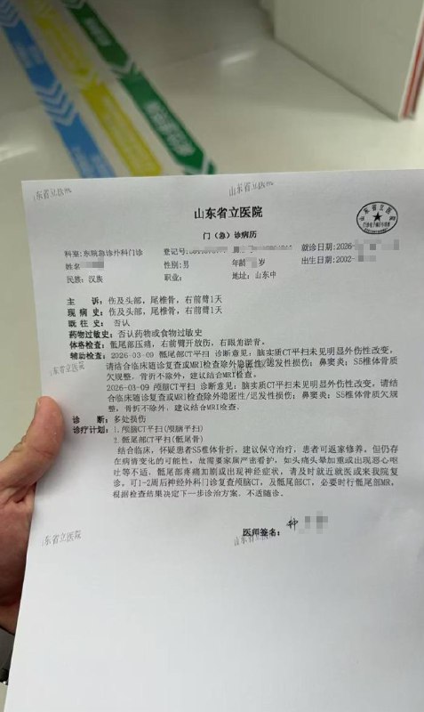 3月8日，山东省济南市历下区，一名男子反映称，因公共停车位被电动车和摊车占用，他只得将车辆临时停在路边，上楼取东西