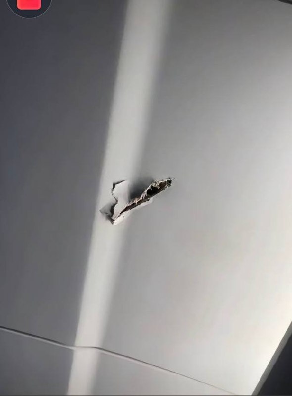 3月18日，京沈高铁牛梁河段被不明物体击穿，引发严重故障，大面积停运 导致旅客滞留查看原文📝 引用推文:3月18日17时许，京哈高铁承德县北站至牛河梁站间因接触网有异物掉落，G178次列车紧急制动停于区间，车内临时断电，多趟列车晚点