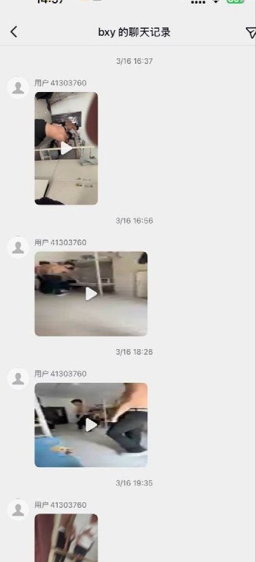 近日，内蒙古赤峰市一所体育学校宿舍内，一名身穿灰色上衣的男生遭多名同学围堵在床边