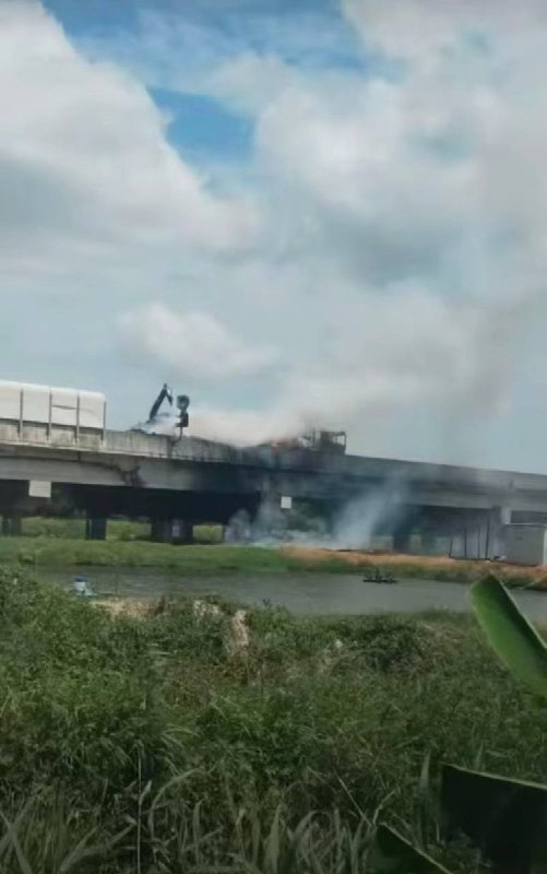 7月25日，福建福厦高速起火，大火剧烈燃烧波及双向车道，桥梁部分结构被熏黑，出现明显受损痕迹查看原文7月25日，福建福厦高速起火，大火剧烈燃烧波及双向车道，桥梁部分结构被熏黑，出现明显受损痕迹查看原文