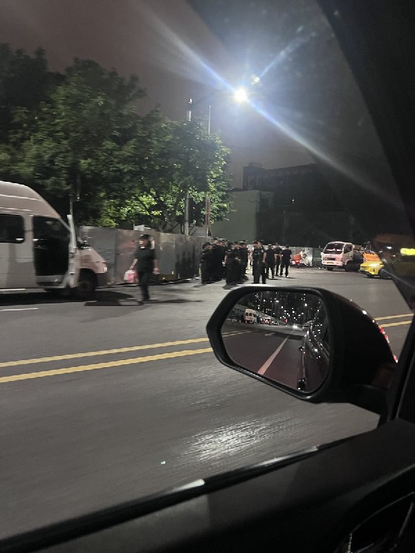 6与12日凌晨，重庆虐狗抗议现场现场大部分志愿者已经被驱散，但依然有大量执法人员进行警戒