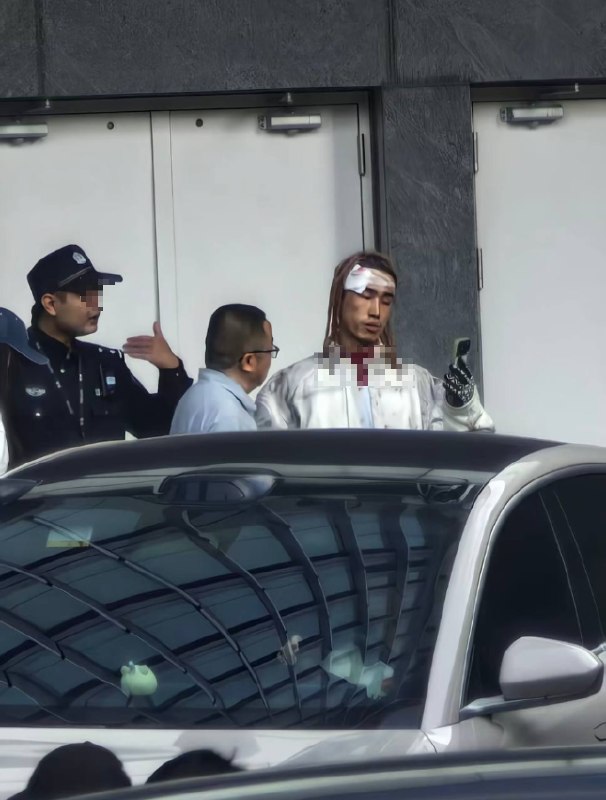 说唱歌手“永玄大帝MulaSakee”称遭警察暴力执法，缝了十三针10月25日，浙江，说唱歌手“永玄大帝MulaSakee”在某香格里拉要求“查看”女友手机，称要确认通讯录里有没有其他男性，并表示只要通讯录里有男性就“容易出事”