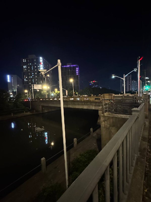 网友投稿位于上海沪松公路旁的河道处，尽管桥下最底层道路无法通行，整条河仍设满了监控设备