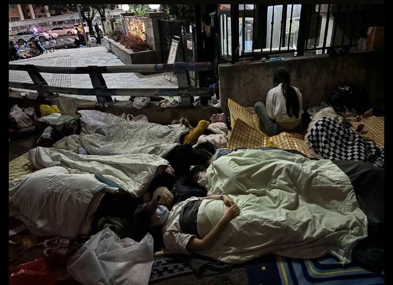6月11日凌晨，重庆虐狗事件抗议现场依然坚守在现场，席地而睡的志愿者们