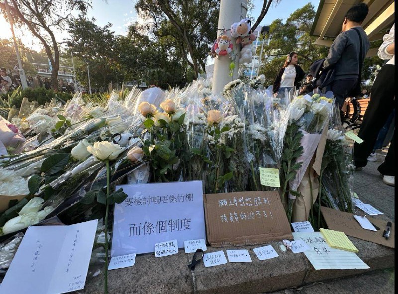 12月1日，香港火灾后，不少花店自发向香港市民无偿提供哀悼之花