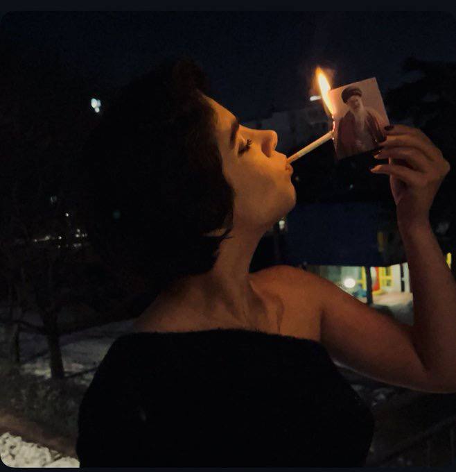 1月9日夜，几名伊朗女性卸下了长期束缚伊斯兰女性的服饰