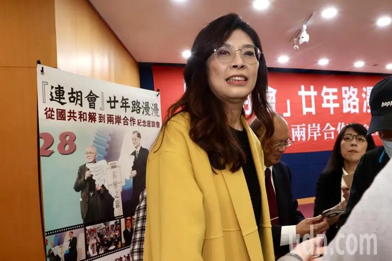 12月28日，据台湾媒体报道，国民党主席郑丽文出席由夏潮联合会举办的“连胡会二十年路漫漫—从国共和解到两岸合作”纪念座谈会时表示，民进党领导人赖清德若真有意与习近平主席交流，“想一起喝珍珠奶茶、共进晚餐”，前提是必须接受“九二共识”、下架“台独”纲领