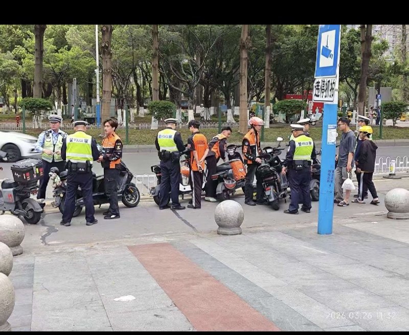 “疑似钓鱼执法”3月26日，广东顺德一外卖站点邀请交警到场对外卖骑手们开展安全培训