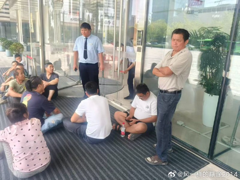 7月7日，陕西咸阳，陕建发展集团陕六建集团欠薪，工人堵门讨薪 