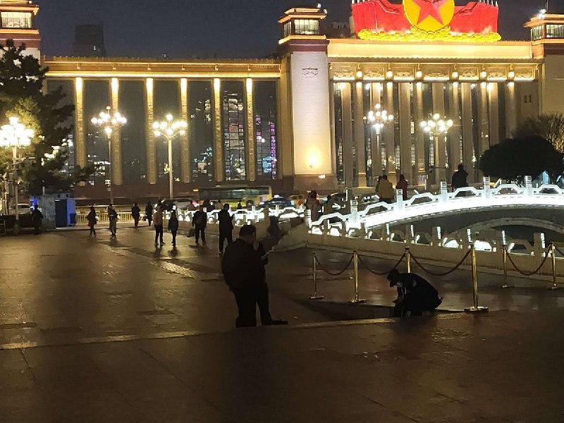 网友投稿：12月8日下午6点左右，八一广场地铁站被封锁，大批警务人员在此值班看守