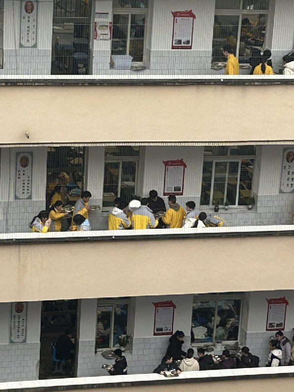 网友投稿四川泸州泸南中学校，在学校食堂座位严重不足的情况下，变相强制学生到班进行午自习，导致学生只能站着午餐或在窗台边午餐