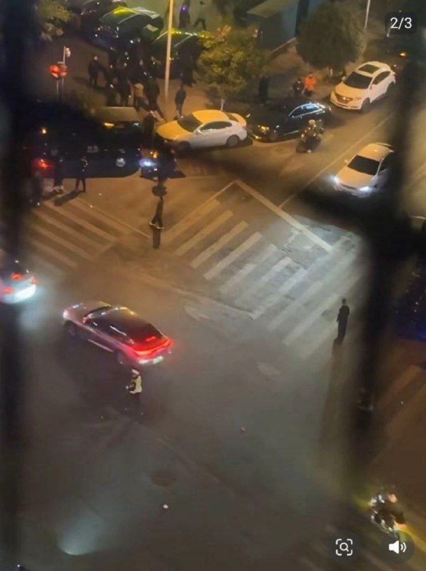 此刻，长沙合能璞丽小区外卖员抗议网友拍摄到，现场不远处，大批特警集结待命