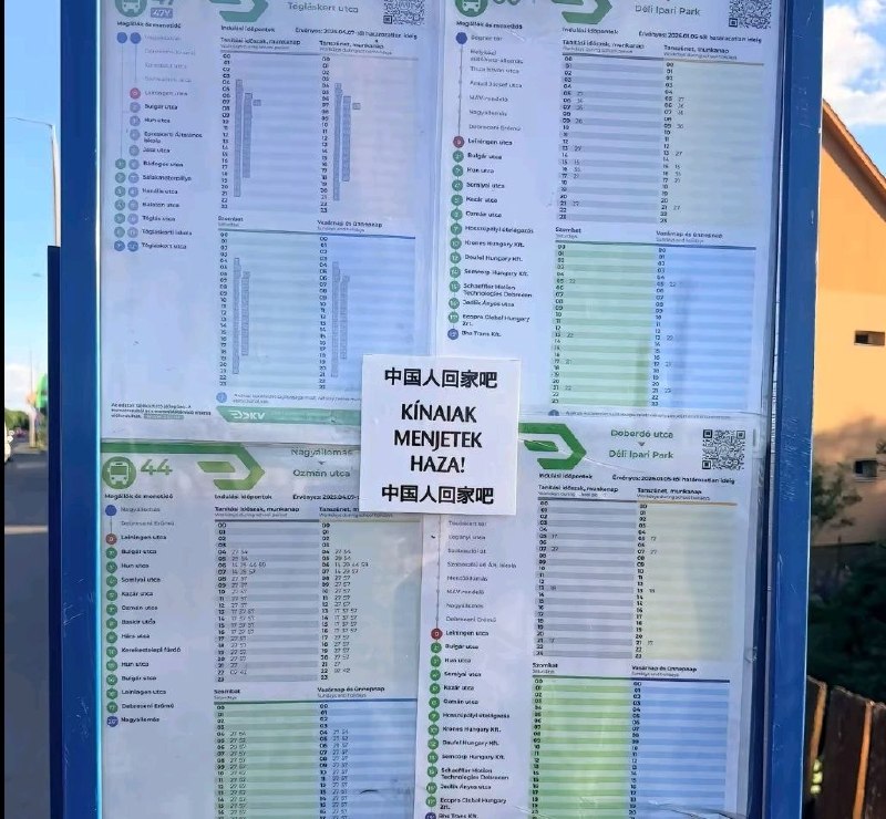 近日，一网友分享了自己在匈牙利公交站牌拍摄的一张照片，站牌上贴了一张纸，上面写着“中国人回家吧”查看原文近日，一网友分享了自己在匈牙利公交站牌拍摄的一张照片，站牌上贴了一张纸，上面写着“中国人回家吧”查看原文