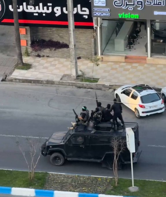 1月15日，伊朗军方和安全人员目前正在伊朗各地的城市和城镇进行巡逻