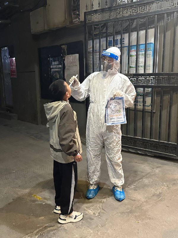 网友投稿：10月31日，陕西西安某万圣节活动场所附近，一位coser化身“大白”，手持棉签为来往行人“做核酸”