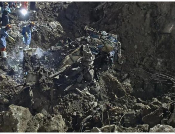 7月26日，据国内媒体报道，在彭水山体崩塌灾害救援现场C区作业面，搜救人员发现了失联的客运中巴车残骸