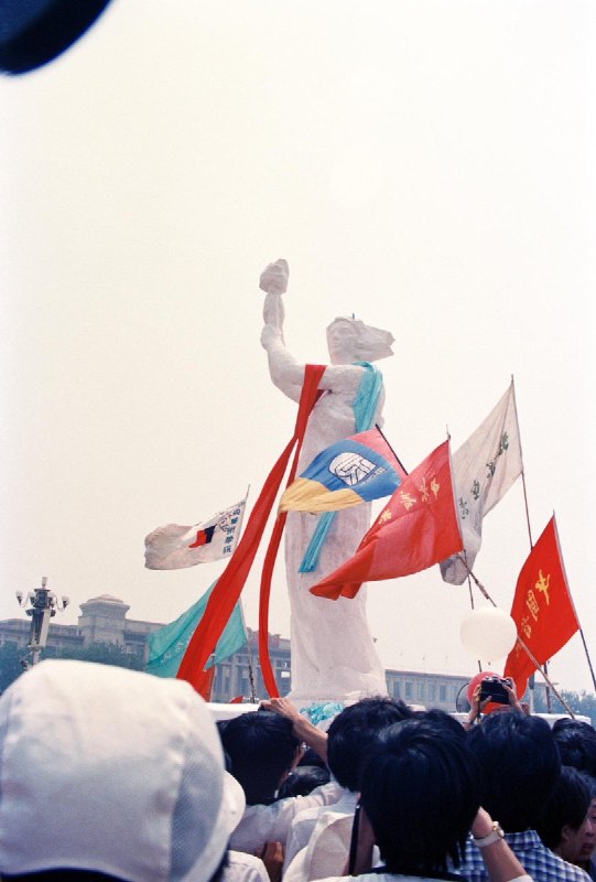 #你没看过的六四 系列图片展10“只活了5天的民主女神”1989年5月29日深夜，中央美术学院等八所北京艺术院校的学生，将民主女神石膏塑像分块，以三轮车悄悄运入天安门广场