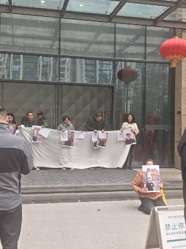 据悉，这位武汉佰思杰科技有限公司，24岁就猝死的程序员 叫 刘升朝，家属们在公司门前下跪拉横幅维权