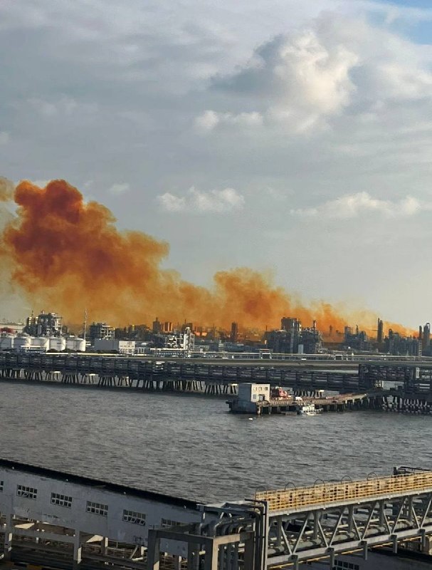 9月23日，上海巴斯夫聚氨酯有限公司疑发生爆炸事故，据网友拍摄的视频显示，厂区上空出现大量黄色烟雾，并向周边扩散