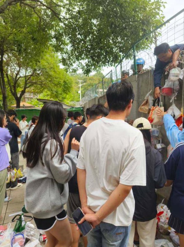 近日，福建厦门，华侨大学全面禁止校园外卖，以保障校内食堂的营业额