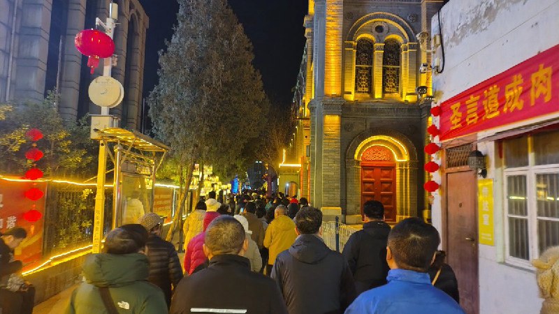 网友投稿12月25日，河北保定天主教堂现场的警察和便衣比群众还多