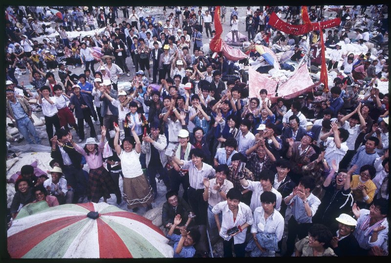 #你没看过的六四 系列图片展21“广场上的笑容”1989年，北京天安门广场