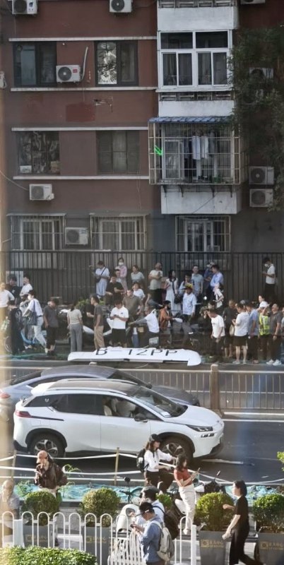 6月26日傍晚，北京中信大厦被一架小型飞机撞击，原因不明