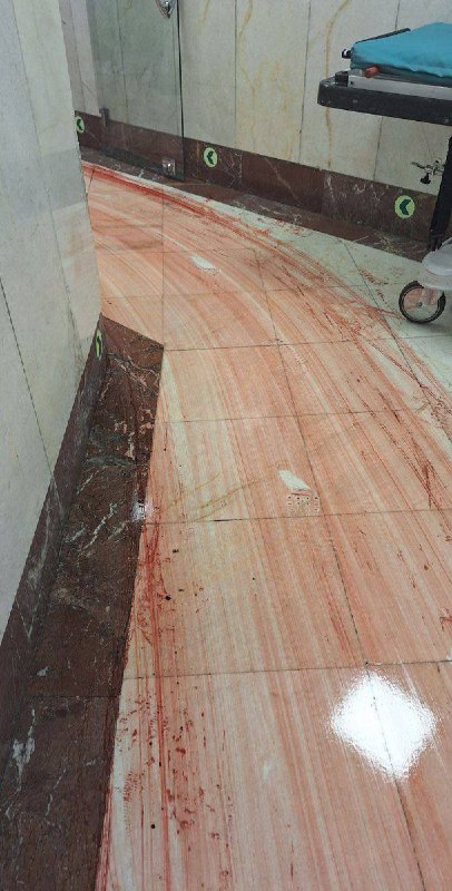 近日，一张伊朗的照片流出地面满是着一道道遗体被拖行后留下的血迹