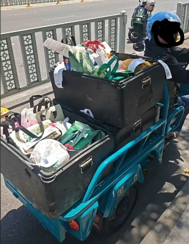 外卖“聚合送”进校园：骑手没单跑，学生等餐久，餐品被集中堆满车厢近日，多地网友反映，部分高校及大学城周边外卖订单被集中转交给“聚合送”团队配送