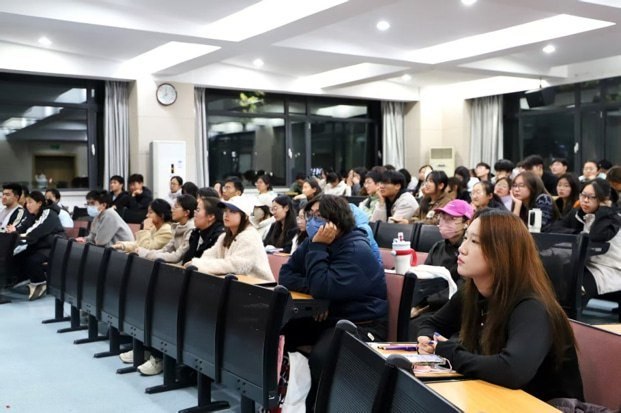 内蒙古大学请警察讲反翻墙，要求杜绝传播翻墙渠道10月20日，内蒙古大学经济管理学院邀请呼和浩特市公安局王警官，面向全院师生代表开展反翻墙讲座