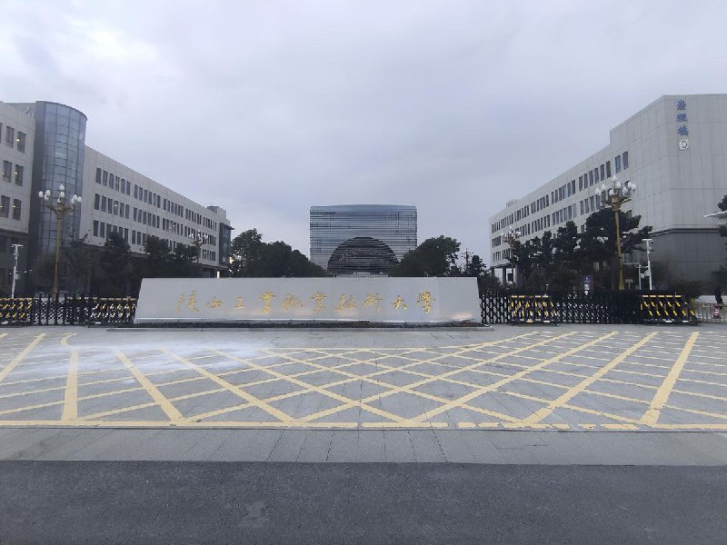 网友投稿：临近年关，陕西工业职业技术大学经开校区门口聚集了大量工人，索要此前参与新校区建设工程的相关工程款