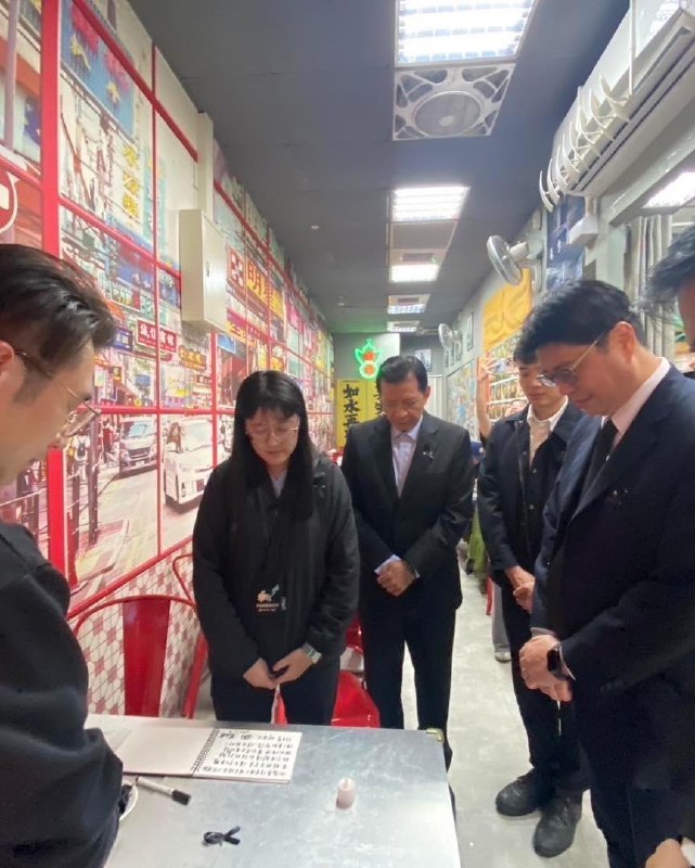 12月2日，台湾陆委会主委邱垂正前往由在台港人自发设置的吊唁点吊唁香港大埔宏福苑大火受难者
